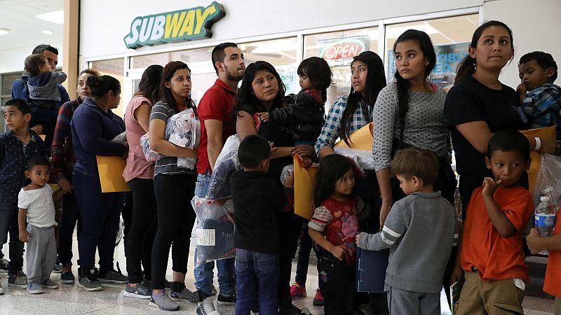 Los agentes fronterizos de EE.UU. advierten de la falta de medios para alojar a las familias de inmigrantes