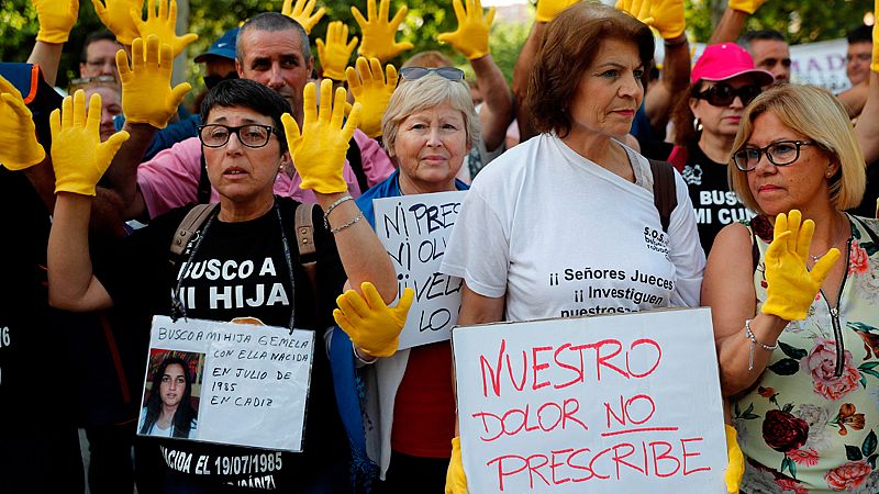 Las víctimas de los bebés robados piden "justicia" ante el primer juicio sobre estos casos