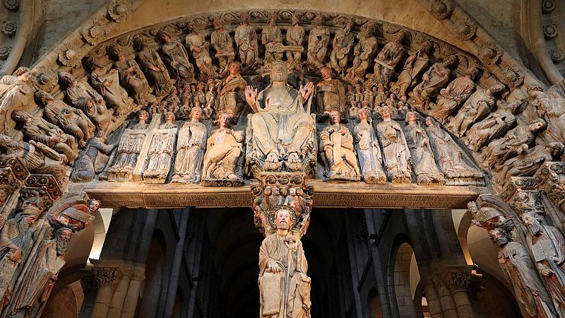 El Pórtico de la Gloria de la Catedral de Santiago de Compostela, considerada la obra cumbre del Maestro Mateo, ha recuperado su esplendor después de 50.000 horas de trabajos por parte de los equipos de restauración. La minuciosa labor llevada a cabo