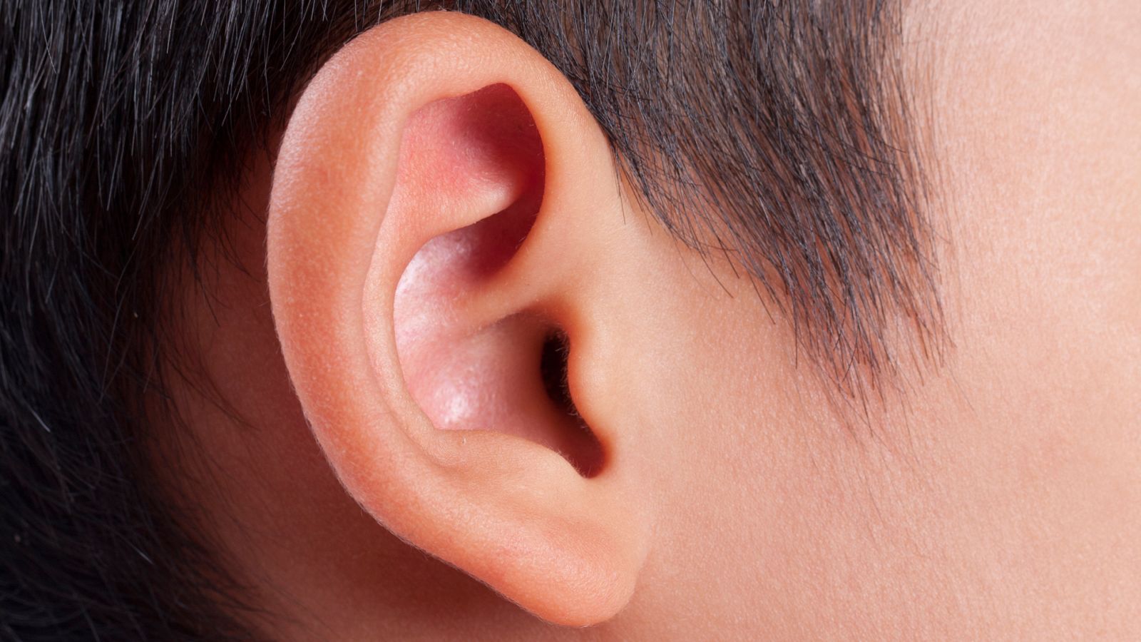 Telediario 1: La reacción de un niño sordo de tres años cuando escucha por primera vez la voz de sus padres | RTVE Play