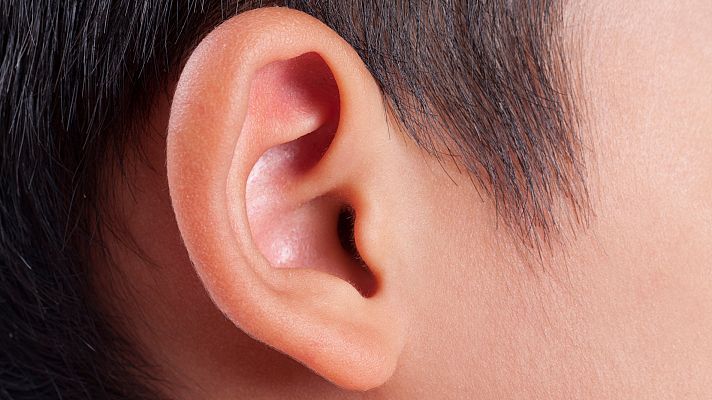 La reacción de un niño sordo de tres años cuando escucha por primera vez la voz de sus padres