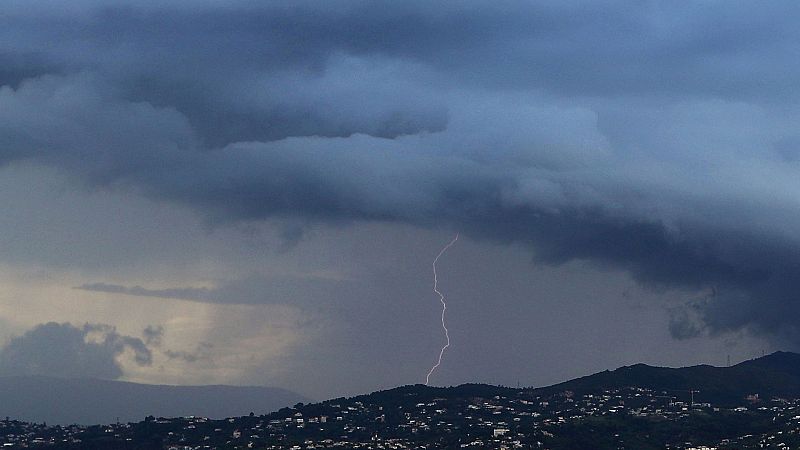 Chubascos acompañados de tormentas en Galicia, Cantábrico, Castilla  León y alto Ebro 