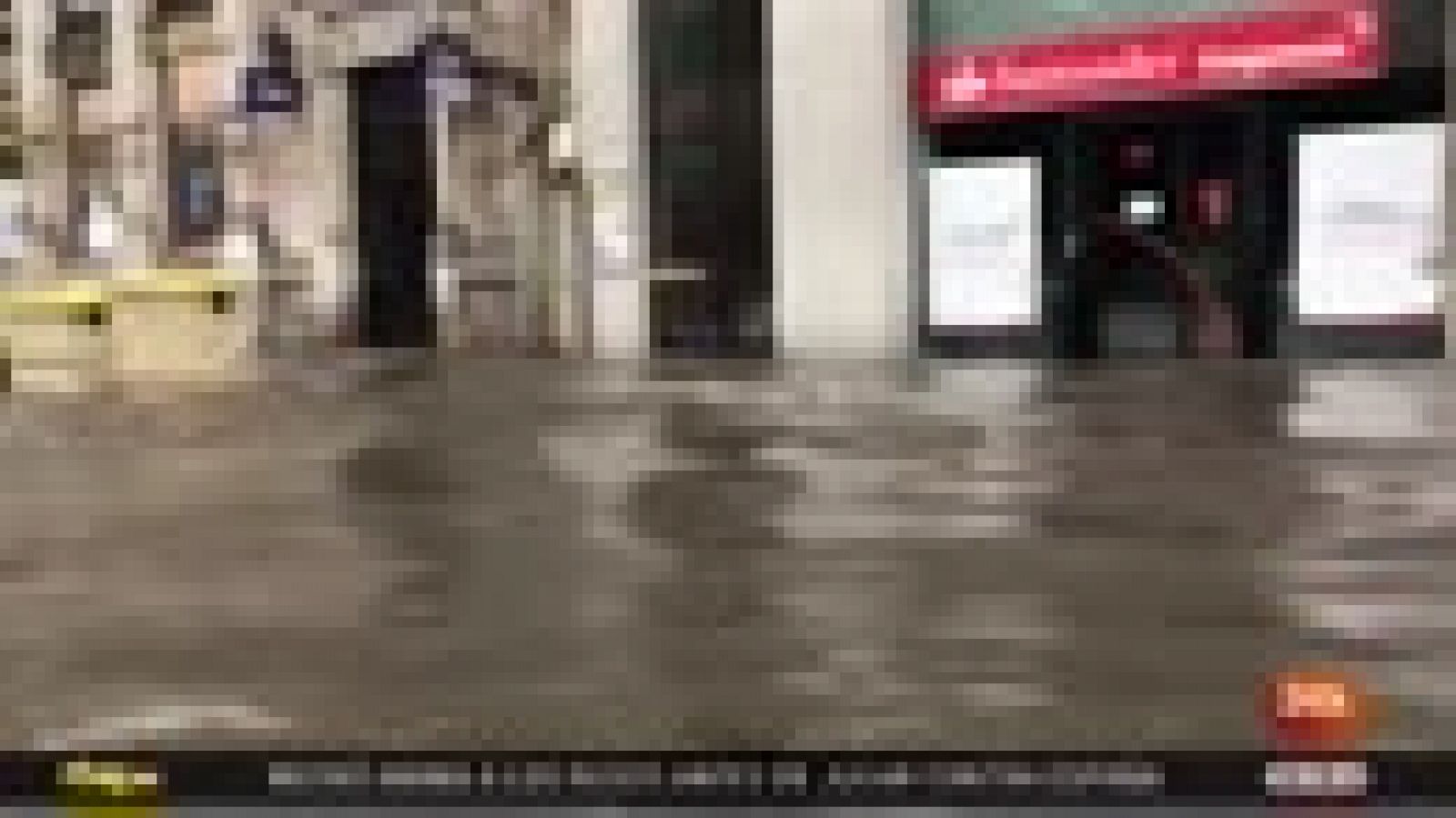 Noticias 24h: Una fuerte tormenta inunda calles y provoca cortes de tráfico en A Coruña  | RTVE Play