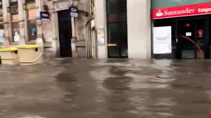 Informativo 24h - Una fuerte tormenta inunda calles y provoca cortes de tráfico en A Coruña