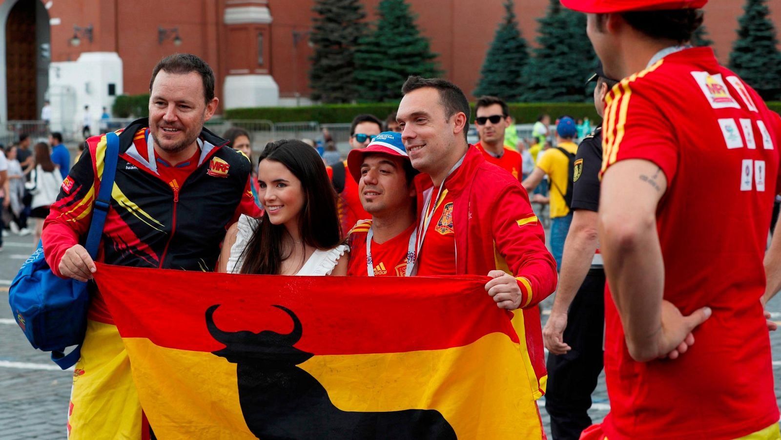 Mundial 2018. Tristeza de los aficionados españoles entre una mayoría de rusos | Ver