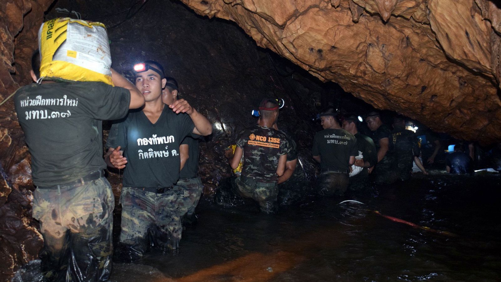 Informativo 24h: Un millar de personas y voluntarios de varios ejércitos trabajan en el rescate de los 13 atrapados en la cueva de Tailandia  | RTVE Play