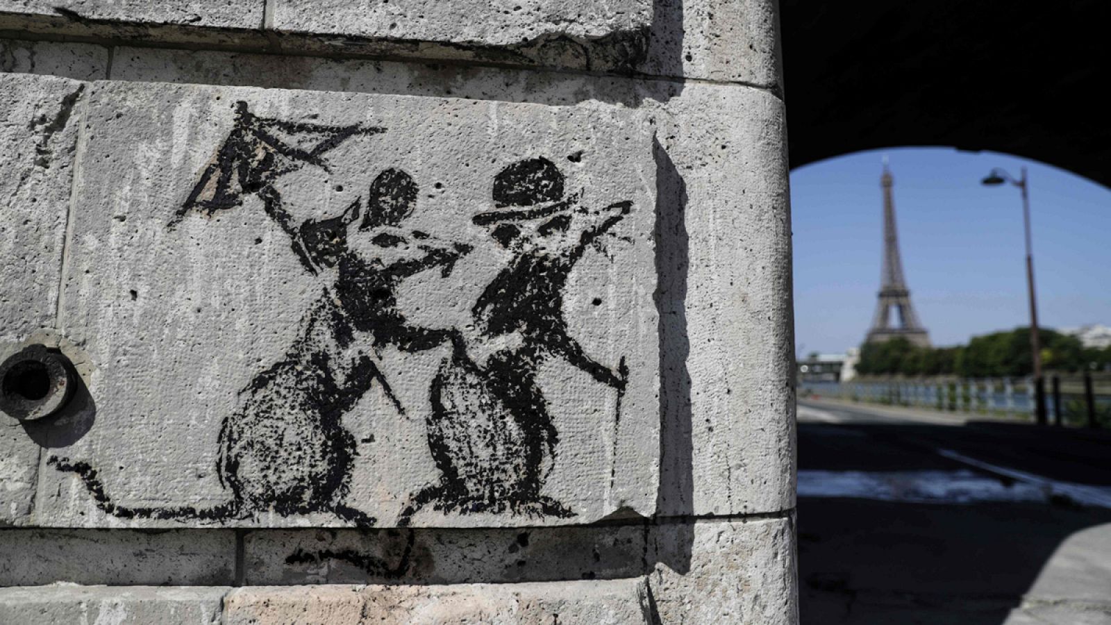 Telediario 1: Banksy se estrena en París para abrir los ojos al drama de la inmigración | RTVE Play