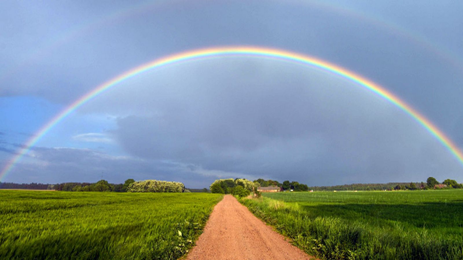 Nubosidad y algún chubasco en el norte de España