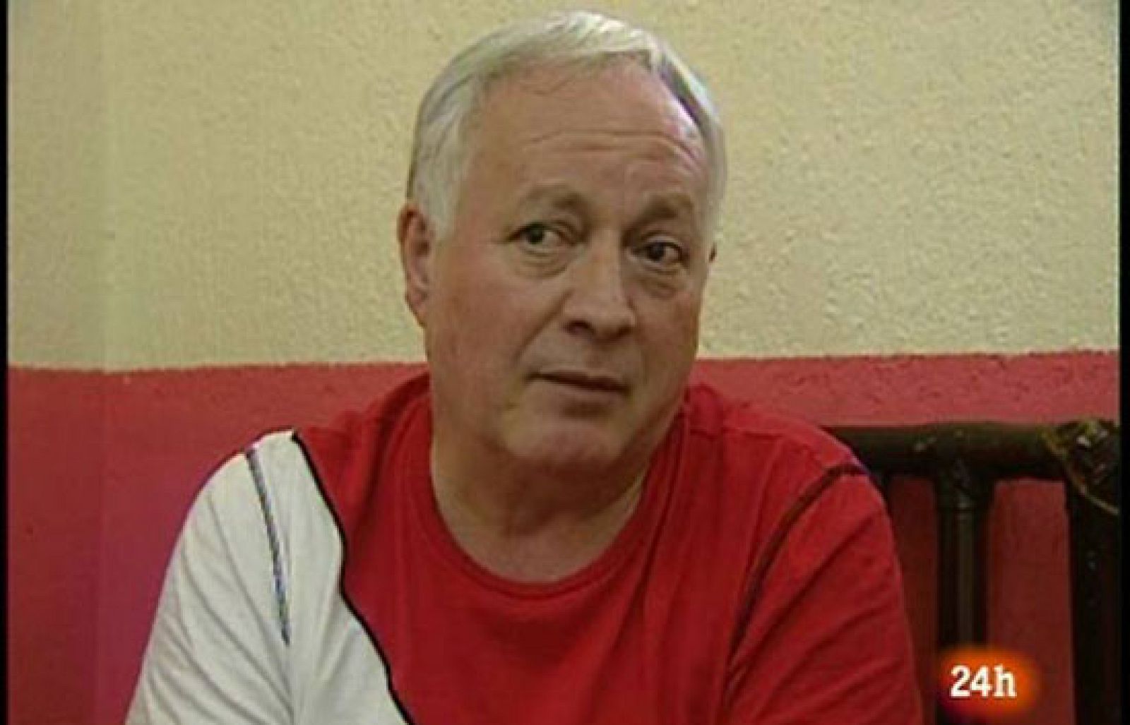 Televisión Española entrevista en exclusiva a 'Pepe, el del Popular' por primera vez desde que ingresó en prisión en la cárcel mexicana de Ignacio Allende. Se le acusa de robar 36 millones de euros en 1991 del banco que dirigía en Santander pero, José Pérez Díaz, afirma que no se llevó ninguna peseta de España (02/04/09).