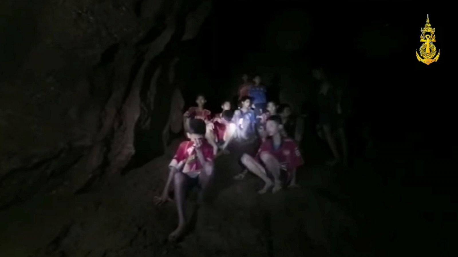 Telediario 1: Los equipos de rescate quieren enseñar a bucear a los niños atrapados en la cueva | RTVE Play