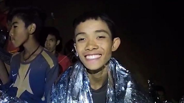 Telediario 1 - Los niños atrapados en una cueva en Tailandia tendrán que salir buceando