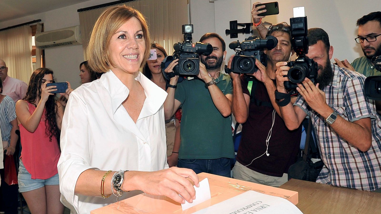 Cospedal vota en Albacete y pide participar a la militancia: "Es un día importante para el PP y para España" - Informativo 24h | Ver