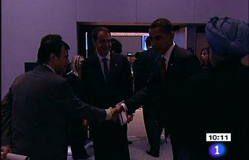 Las cámaras han captado el saludo entre el presidente español, José Luis Rodríguez Zapatero, y su homólogo estadounidense, Barack Obama, que asisten a la cumbre del G-20.