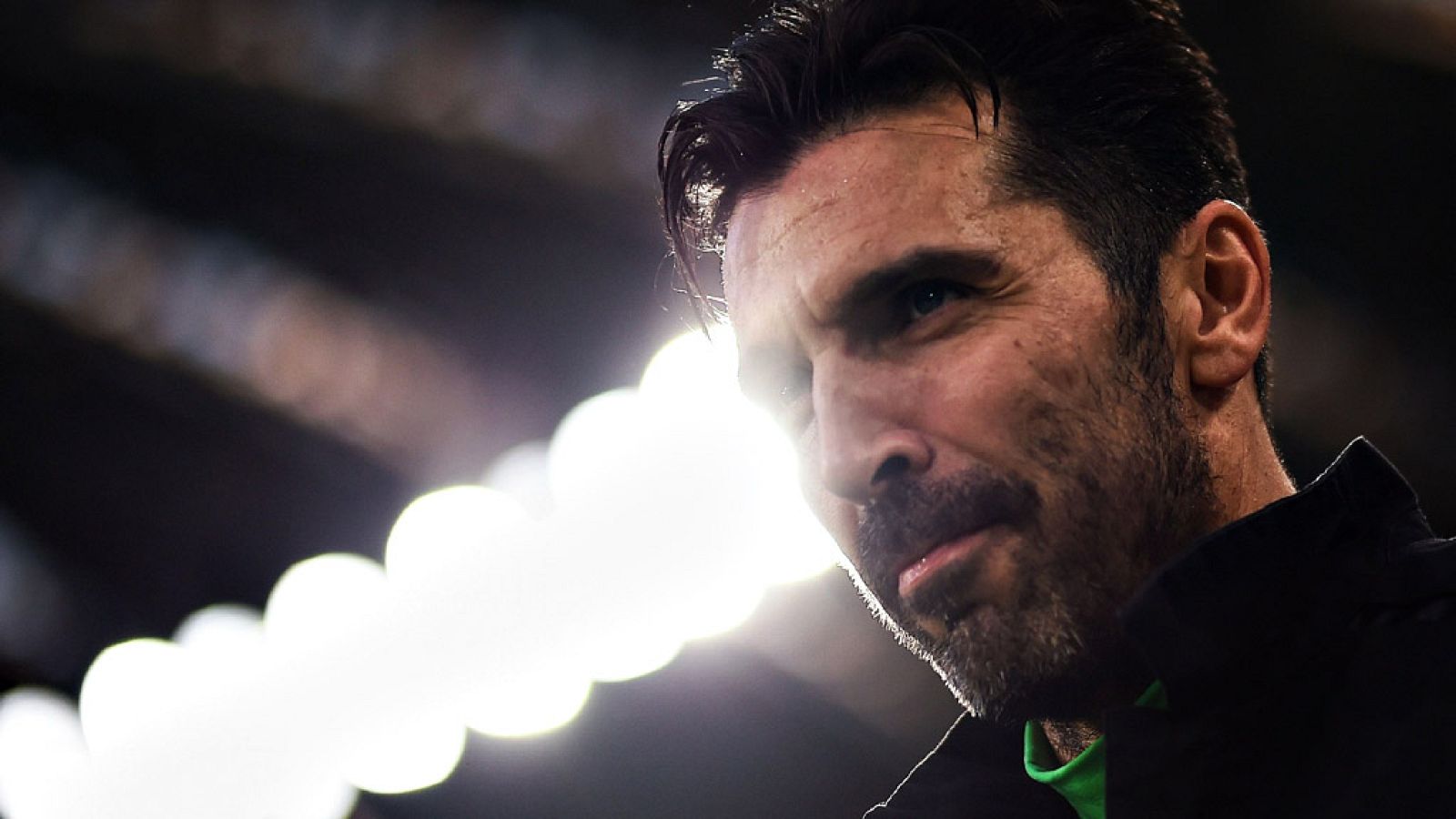 El París Saint Germain (PSG) anunció este viernes el fichaje del legendario portero italiano Gianluigi Buffon, quien firmó por una temporada, con opción a otra.