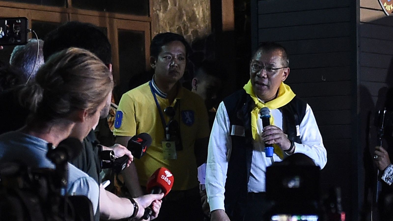 Los equipos de rescate ya han excavado más de 100 hoyos.