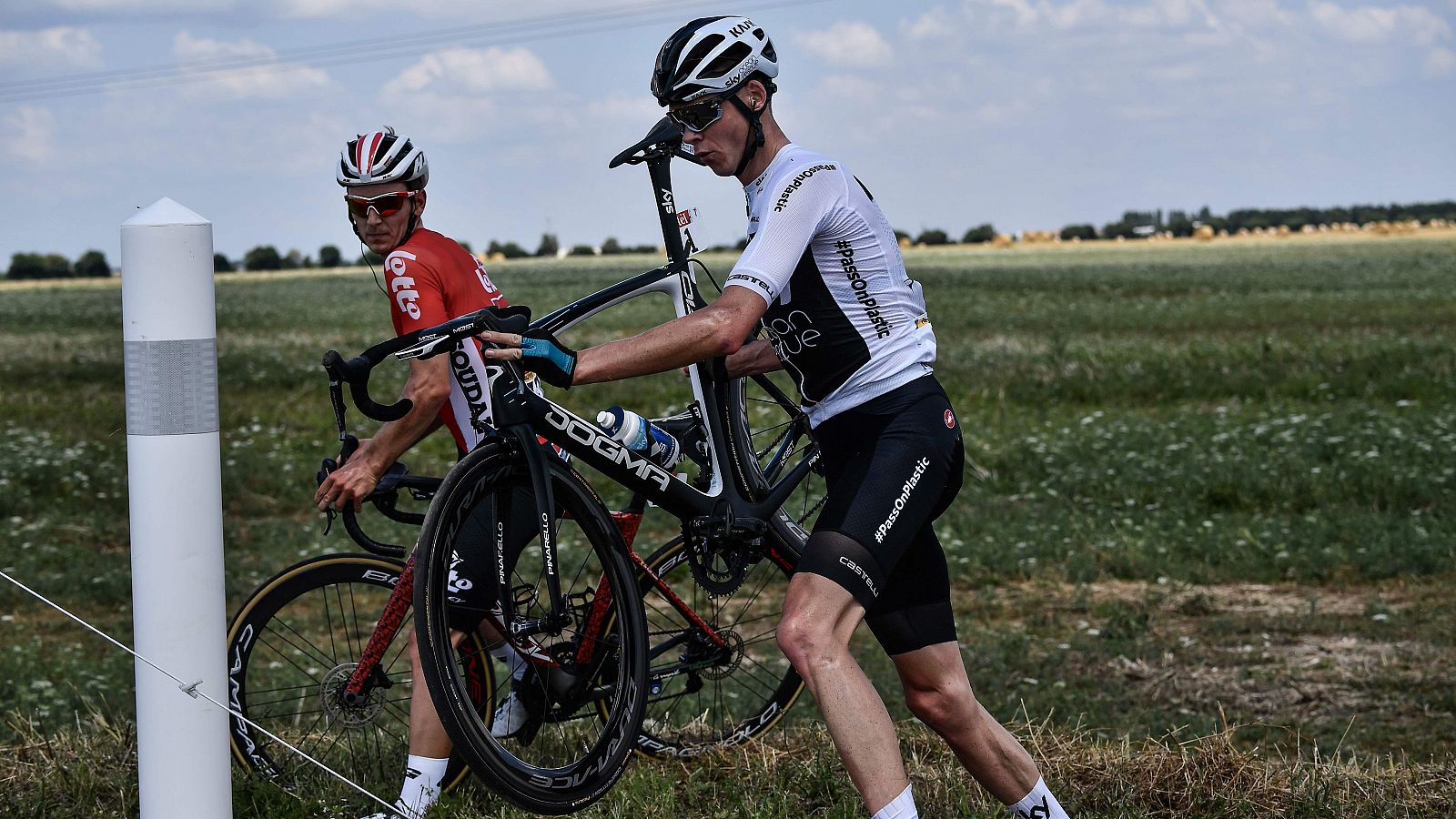 El británico Chris Froome ha sufrido una caída en el final de la primera etapa del Tour de Francia, en la que ha entrado a 50 segundos del ganador, Gaviria.