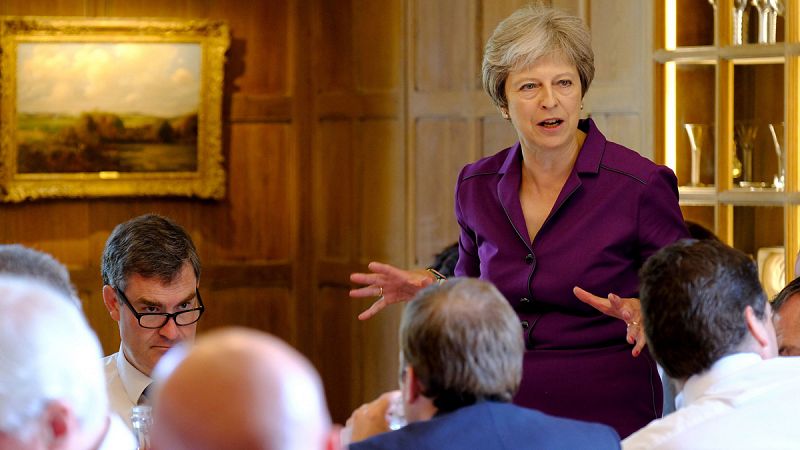 May logra que sus ministros apoyen su plan de 'Brexit'