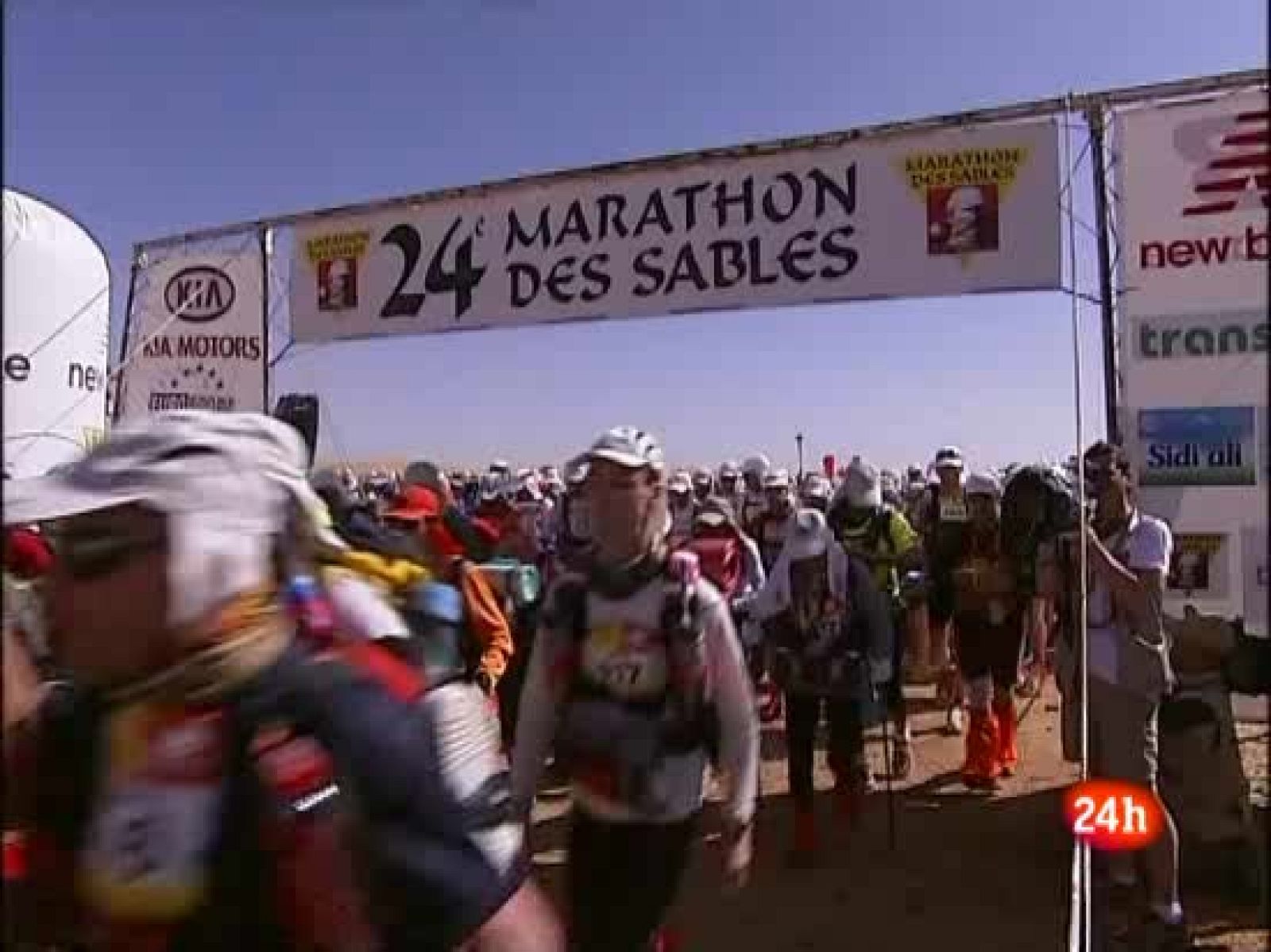 El Maratón de las Arenas tiene sus propias reglas, como que cada corredor tiene que llevar lo suficiente para subsistir dos semanas en el Sahara sin superar los 15 kg. de peso (02/04/2009) 