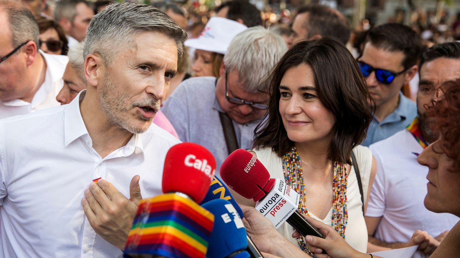 El ministro del Interior, Grande-Marlaska, y la de Sanidad, Carmen Montón, en la marcha del Orgullo