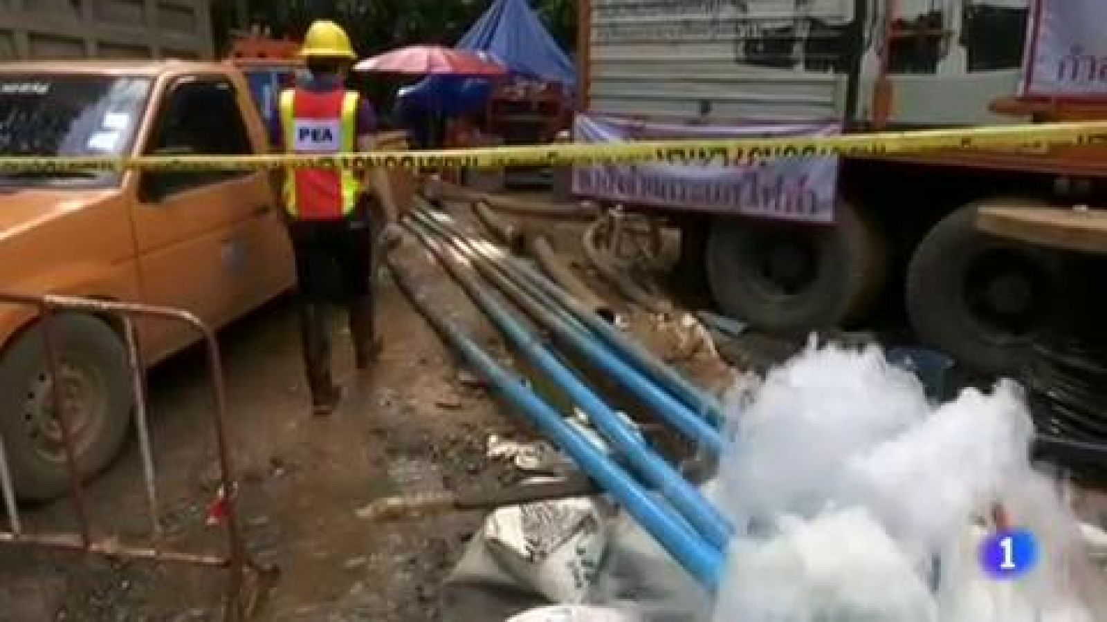 Telediario 1: Las autoridades tailandesas han dicho que las condiciones en el interior de la cueva y la salud de los niños han mejorado por lo que el rescate podría ser en las próximas horas | RTVE Play