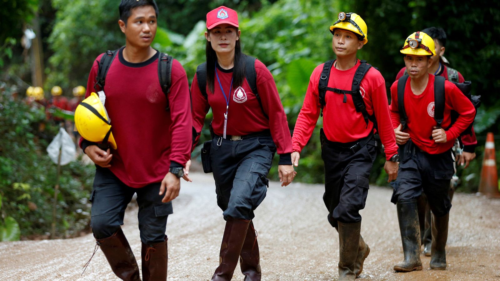 Tailandia aguarda al desenlace del rescate de los 12 menores y su monitor en una cueva