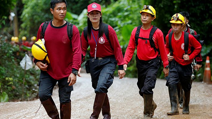Tailandia aguarda al desenlace del rescate de los 12 menores y su monitor en una cueva