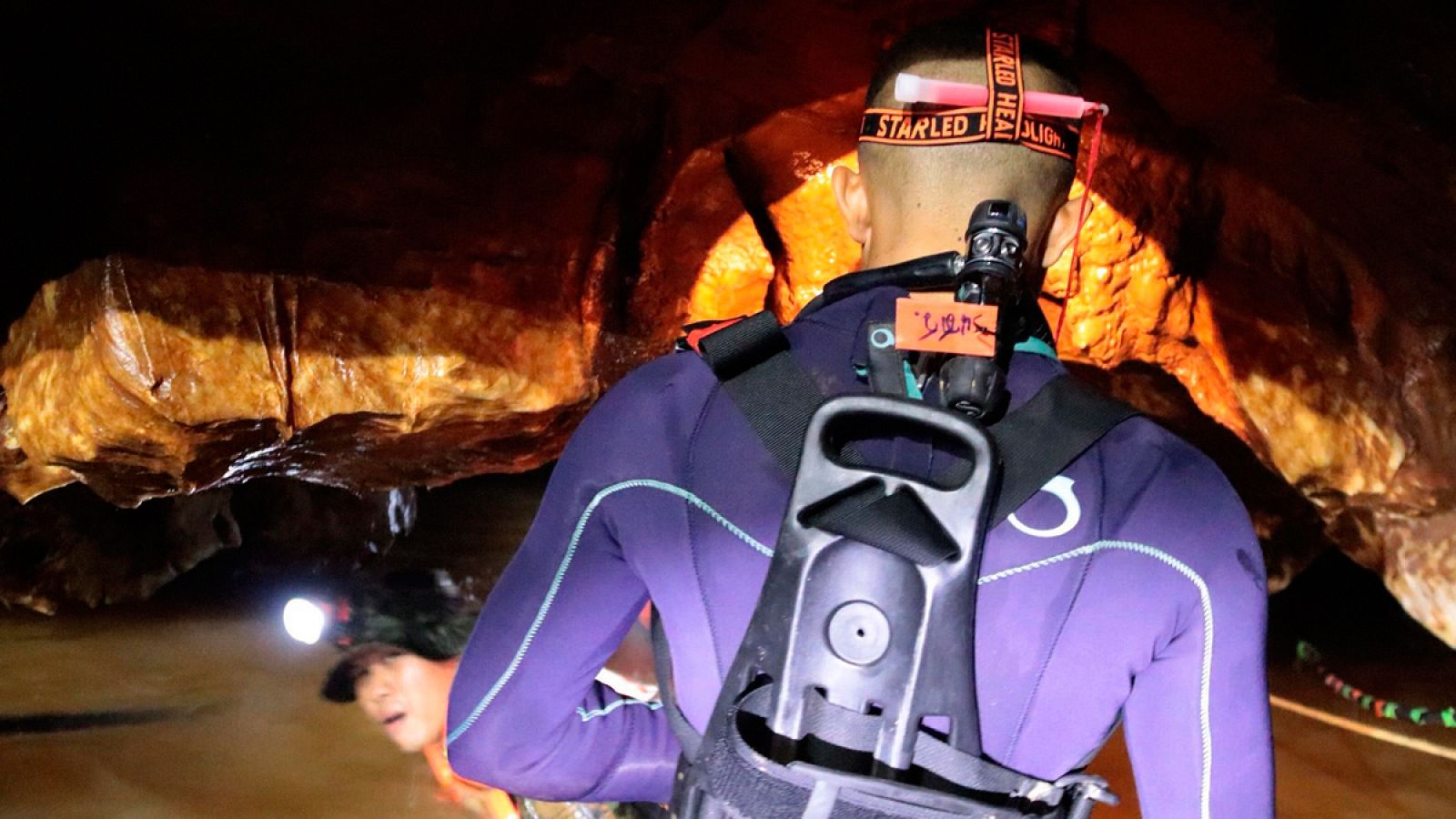 Comienza el rescate de los doce menores y el monitor atrapados en una cueva en Tailandia