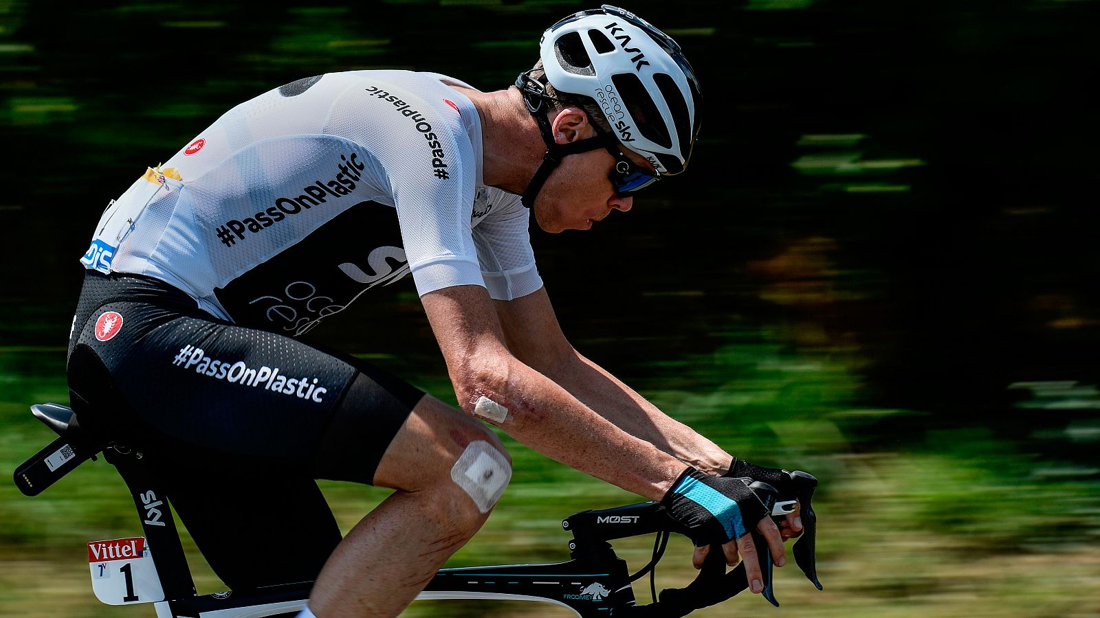 Después de una primera etapa marcada por las caídas y por la pérdida de tiempo de algunos grandes favoritos, el pelotón sigue adelante en el Tour de Francia en busca de nuevos retos.