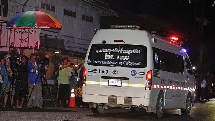Telediario 1 - Rescatados los primeros cuatro niños atrapados en una cueva inundada en Tailandia