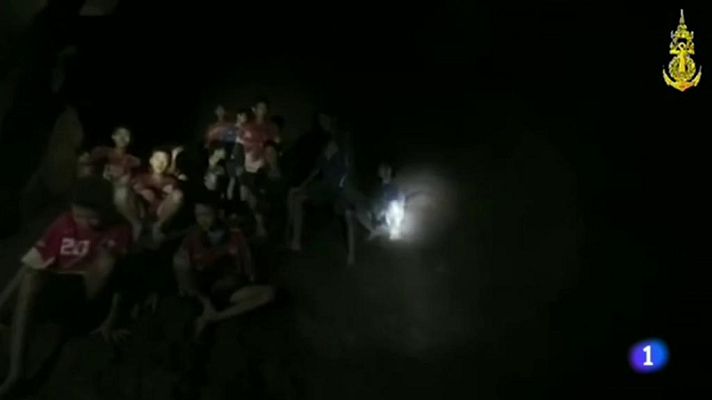 Telediario 1 - El rescate se hace de manera gradual y en grupos de tres personas, dos rescatistas por niño