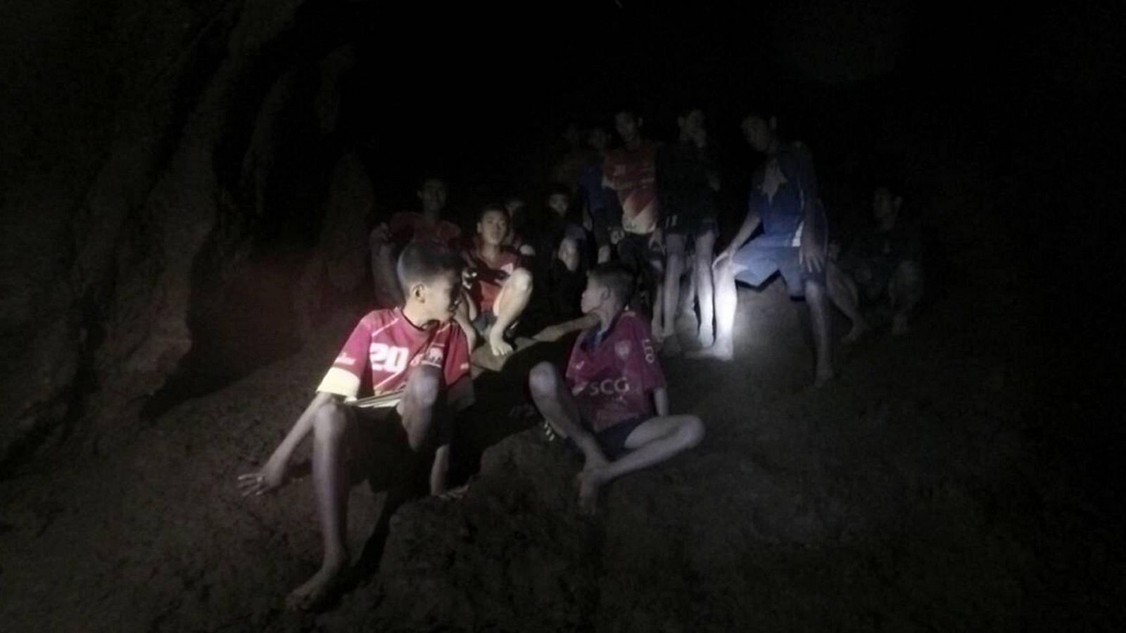 Telediario 1: Las autoridades no han revelado las identidades de los cuatro niños rescatados de la cueva en Tailandia | RTVE Play