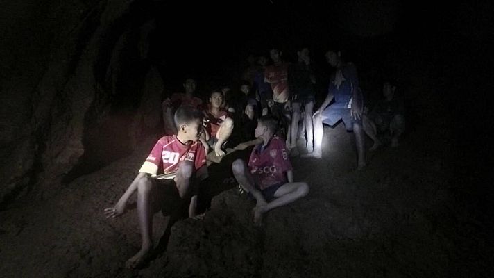 Telediario 1 - Las autoridades no han revelado las identidades de los cuatro niños rescatados de la cueva en Tailandia