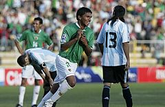 Bolivia baja de los altares a Maradona