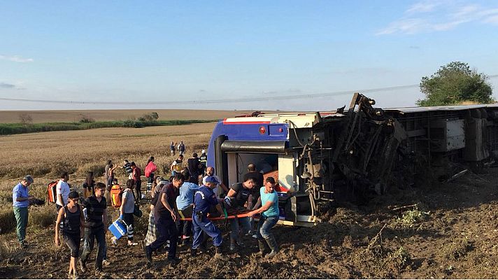 Al menos diez muertos y 73 heridos al descarrilar un tren en Turquía