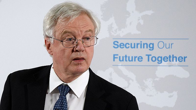 Dimite David Davis, el ministro responsable de la negociación del 'Brexit' del Gobierno británico