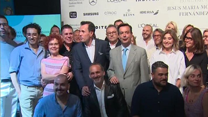 Telediario 1 - Homenaje al director de 'Flash Moda' en la Semana de la Moda de Madrid