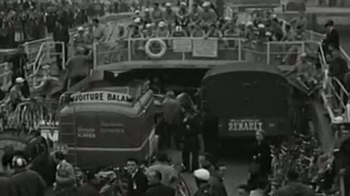 Tour de Francia - Tour 2018 | El Tour de Francia se subió por primera vez a un ferry para atravesar el Loira en 1958