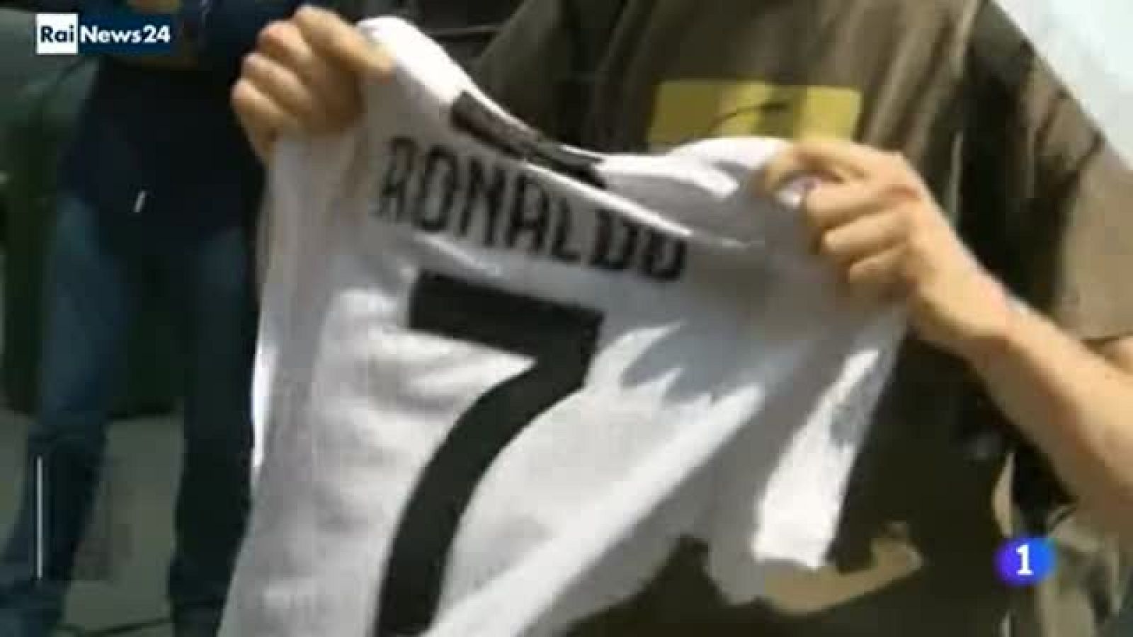 La tienda oficial de la 'Juve' no da abasto para vender camisetas de CR7 | Ver