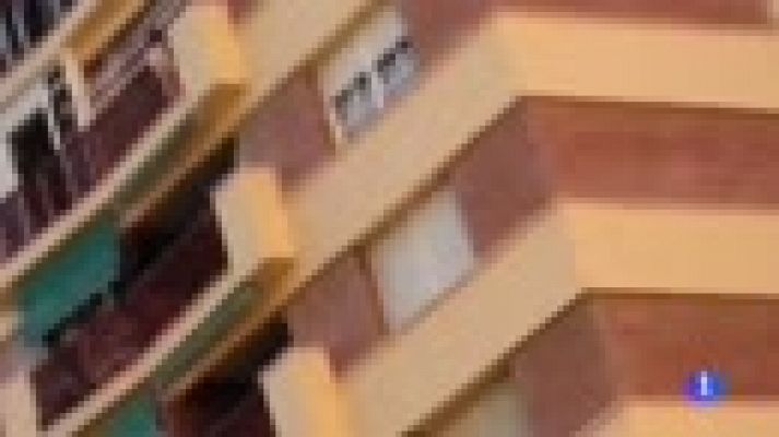 Rescatan a una niña de cinco años colgada del balcón de un octavo piso en Málaga