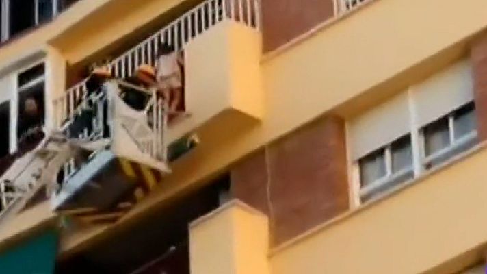 Telediario 1 - Rescatan a una niña de cinco años colgada del balcón de un octavo piso en Málaga