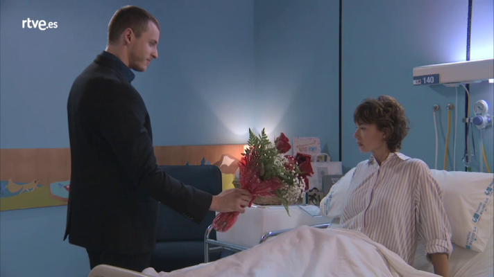 Sergio visita a Alicia en el hospital