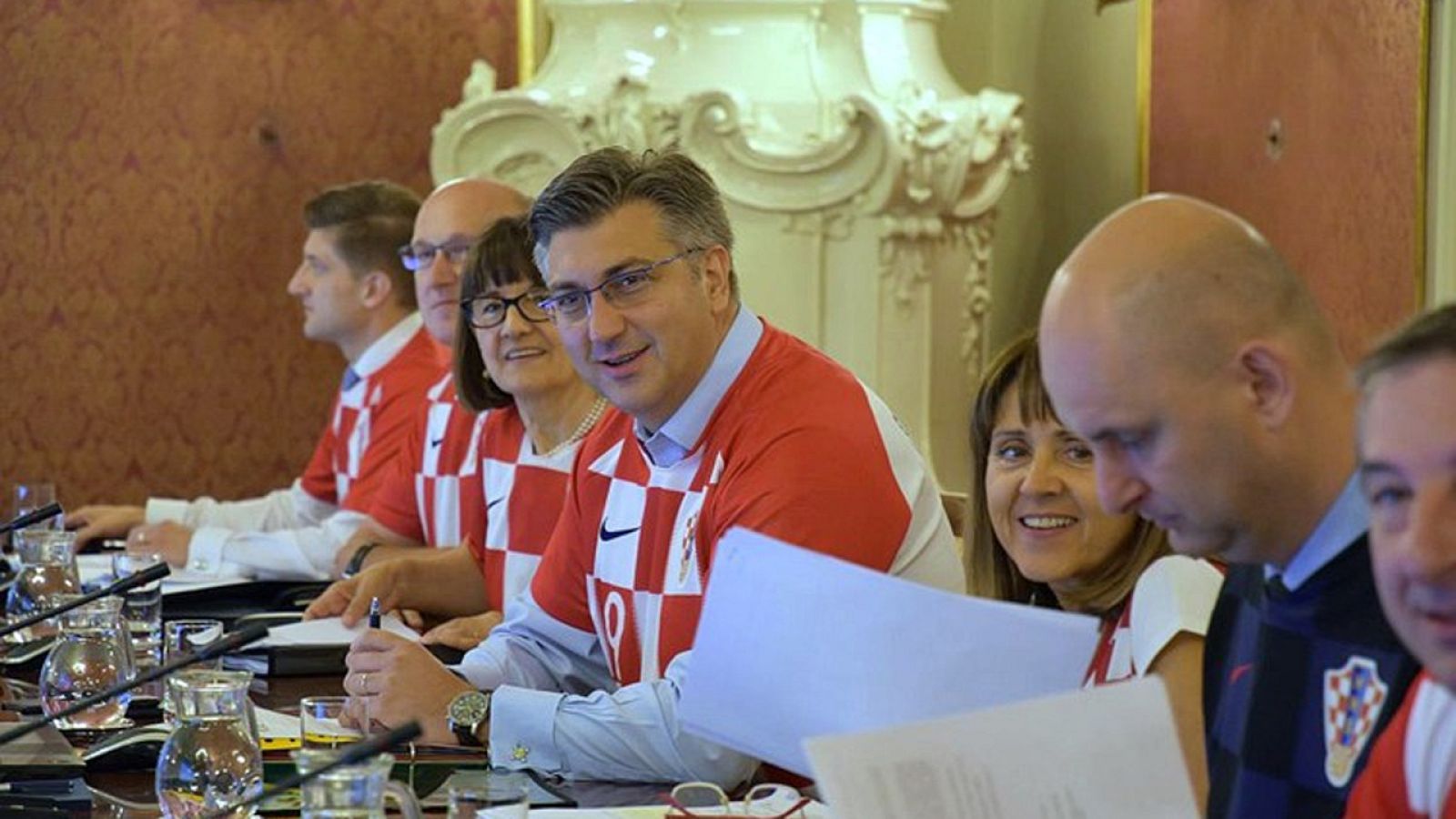 Mundial 2018 | El gabinete del Gobierno croata se reúne equipado con la camiseta de su selección ante de la final | Ver