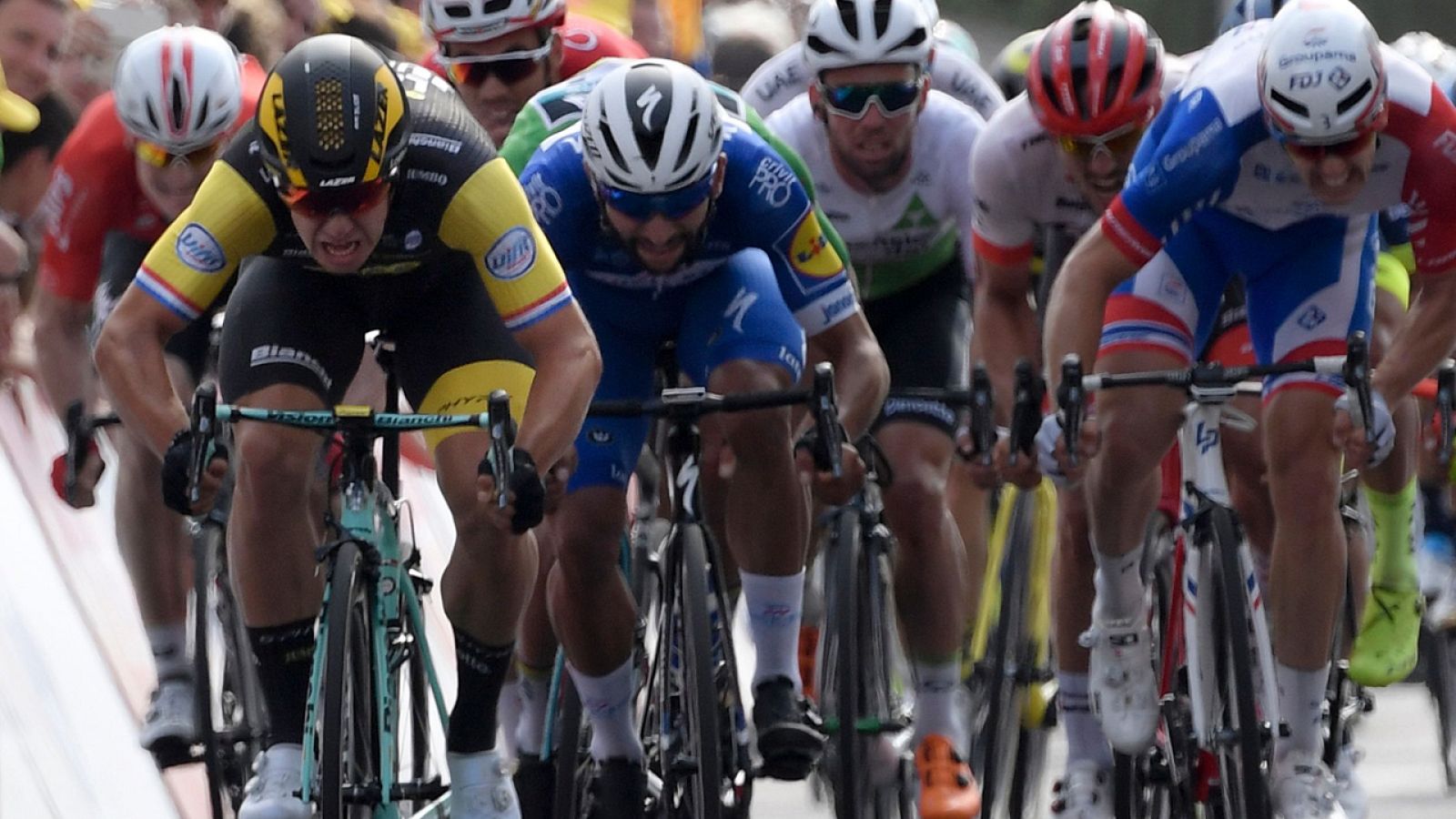 Tour 2018 | Groenewegen supera en el 'sprint' a Gaviria tras la maratoniana séptima etapa