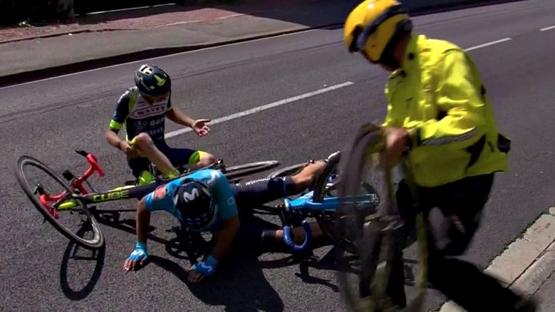 En uno de los tramos sin adoquines se ha ido al suelo el corredor vasco mientras bebía.