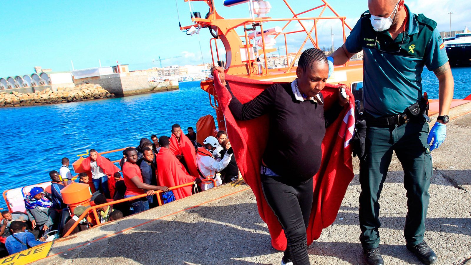 Un millar de migrantes llegan a las costas españolas desde el pasado viernes