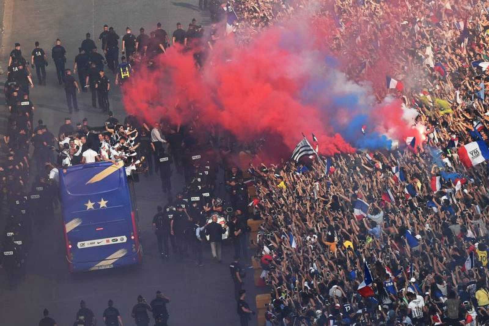 Baño de masas de los "bleus" en París