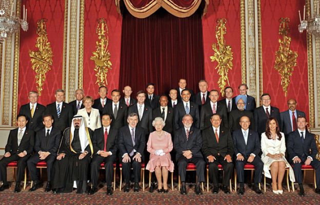  - La reina Isabel II riñe a Berluscon