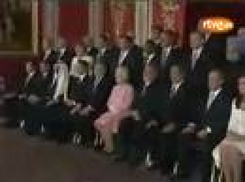 La reina Isabel II riñe a Berlusconi