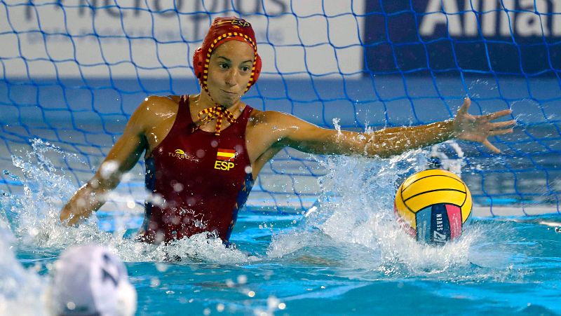 La selección española femenina de waterpolo ha empezado con buen pie en el Europeo de Barcelona. Hemos pasado un día con ellas, antes de su partido contra Turquía.