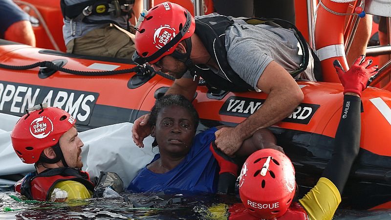 La ONG Proactiva denuncia que la guardia costera dejó morir a una mujer y un niño en el Mediterráneo